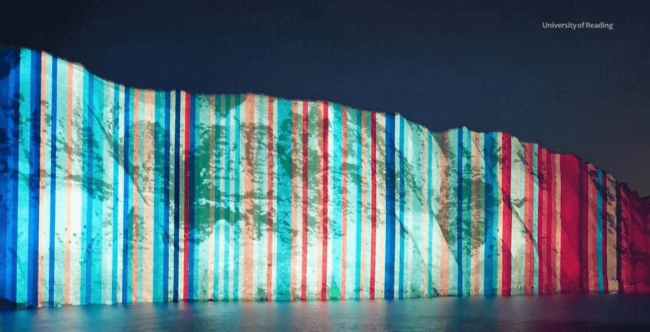 Climate Stripes: le scogliere di Dover si colorano dei colori del riscaldamento climatico