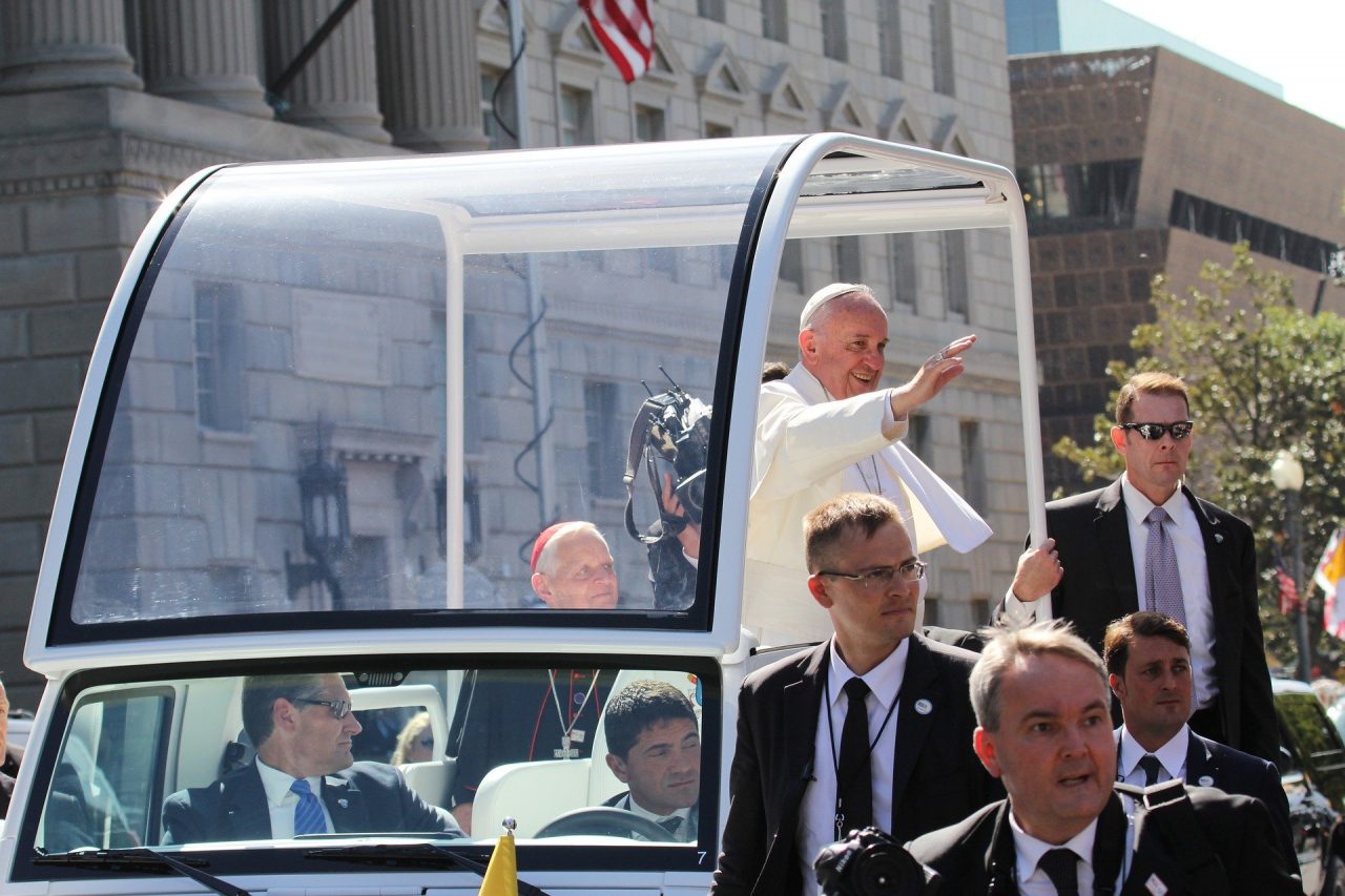 Papa Francesco: la crisi climatica ci chiede di scegliere (e di investire solo in aziende sostenibili)