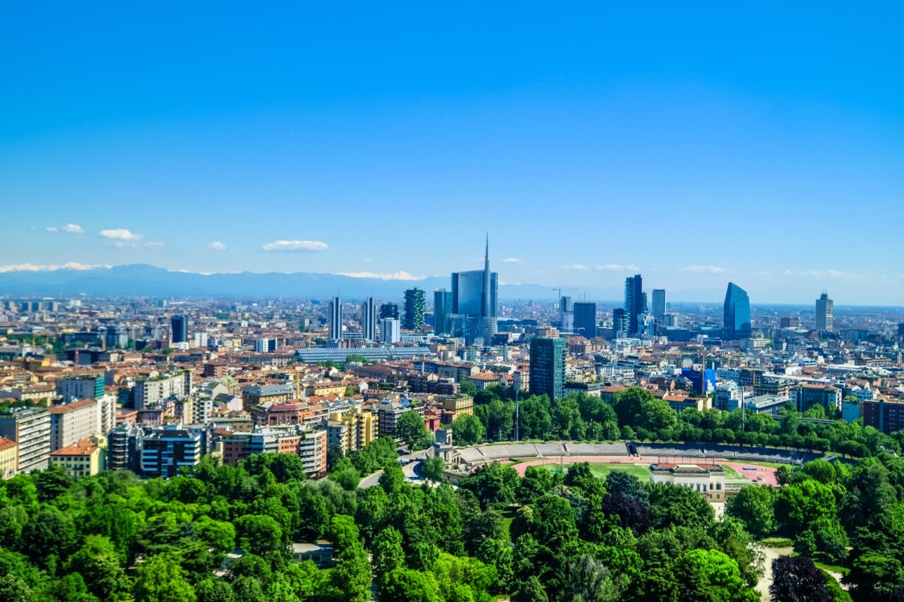 città con parco urbano in primo piano