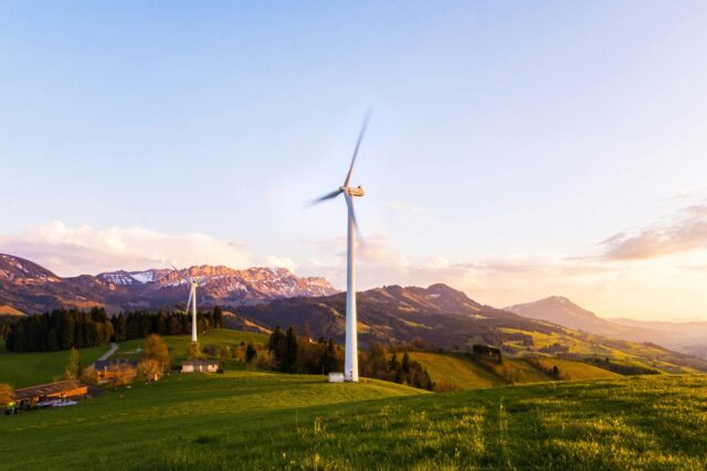 Crollo delle installazioni di nuovi impianti a fonti rinnovabili in Italia nel 2025: cause e prospettive