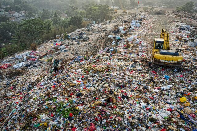 Plastica e crisi climatica: il legame che non si può più ignorare